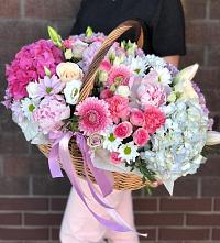 Композиция солнечный день в Лукерьино Цветочная композиция из Розы, Хризантемы, Пионы и Лизиантусы в корзине в Лукерьино