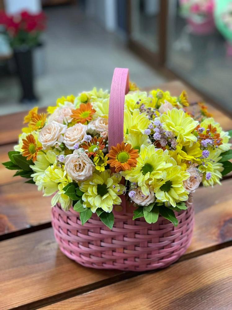 Цветочная композиция из Хризантемы и Розы в корзине в Лукерьино
