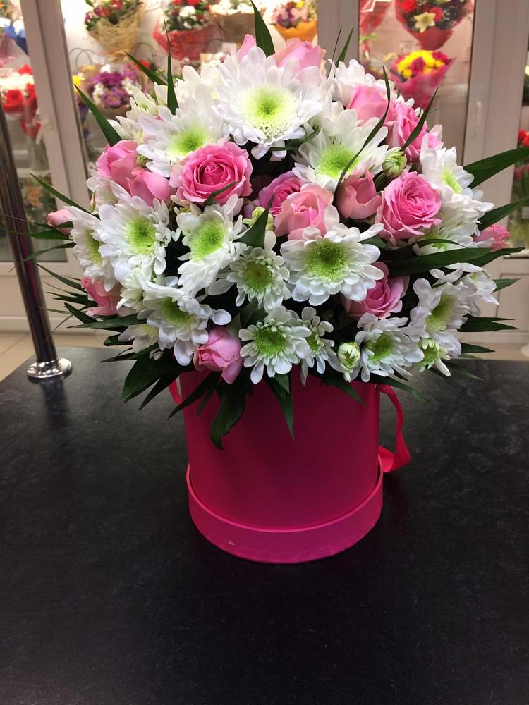 Цветочная композиция из Розы и Хризантемы в шляпной коробке в Лукерьино