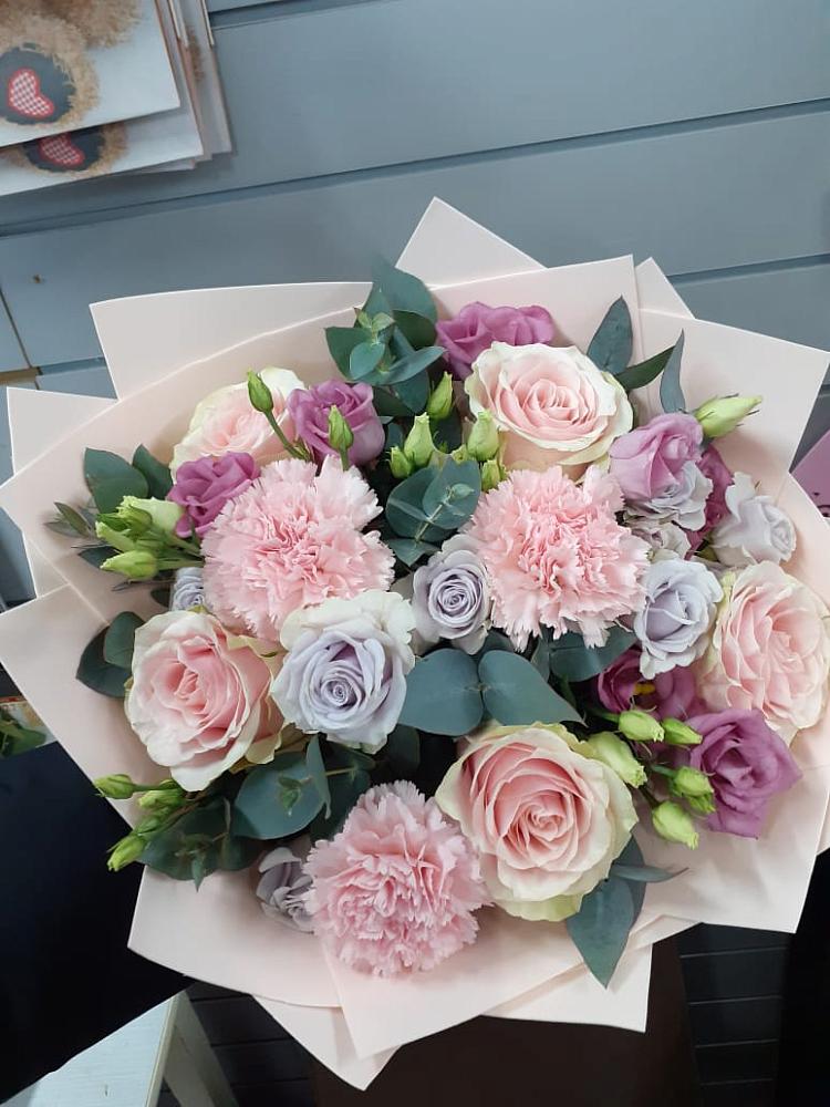 Букет цветов из: Розы, Гвоздики и Лизиантусы в Лукерьино